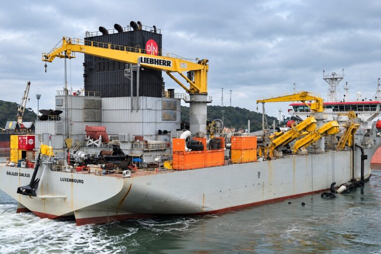 Draga de 166 metros inicia operação de R$ 8 milhões no Porto de São Francisco do Sul